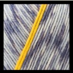 technique du fil jaune pour tricoter deux chaussettes identiques - Motifs gris et bleu  Couleur Pierre - Laine REGIA PAIRRET 4 Brins